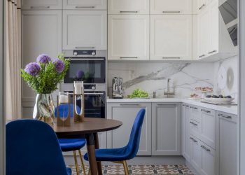 Háromszobás lakás berendezése négyfős családnak elegánsan adagolt királykék részletekkel