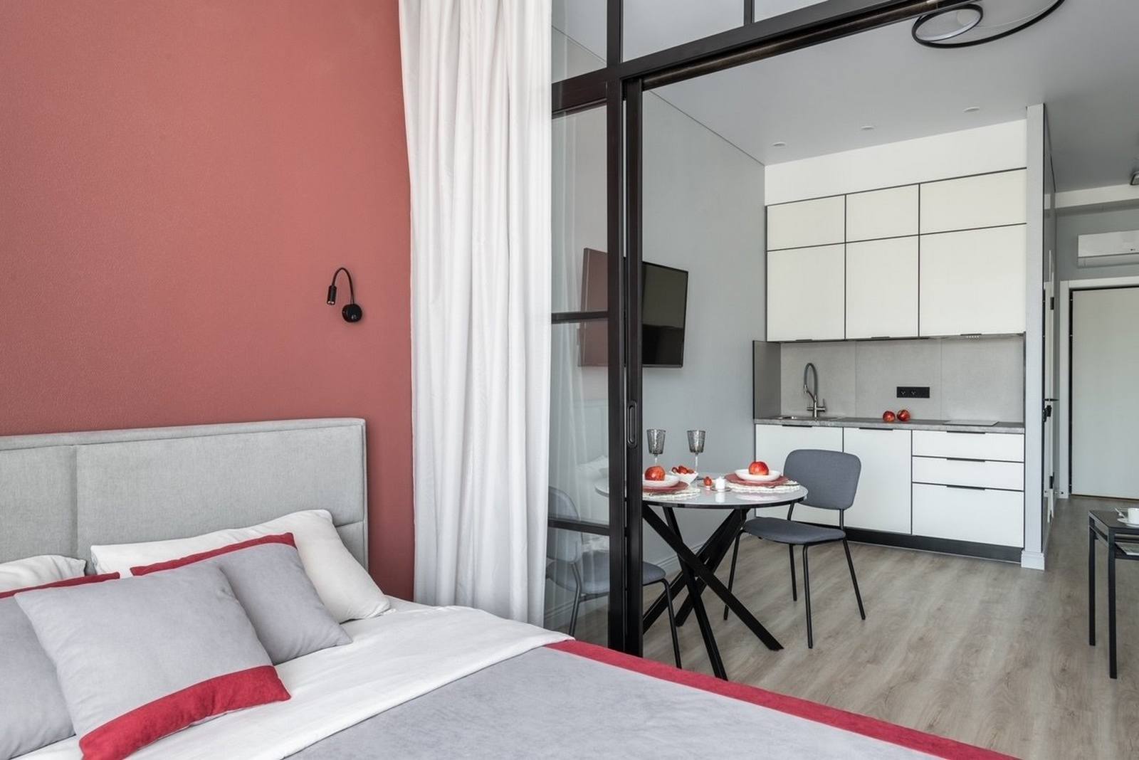 Keskeny egyszobás lakás logikus, kényelmes berendezése - hogyan lett élhetőbb a 31m2-es stúdiólakás