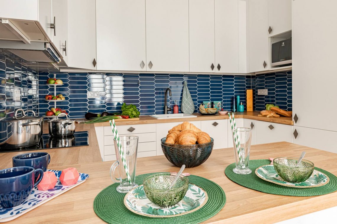 Nagypolgári családi otthon két kamasszal - belvárosi körfolyosós házban