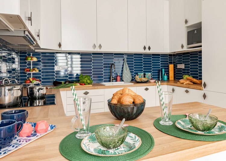 Nagypolgári családi otthon két kamasszal - belvárosi körfolyosós házban