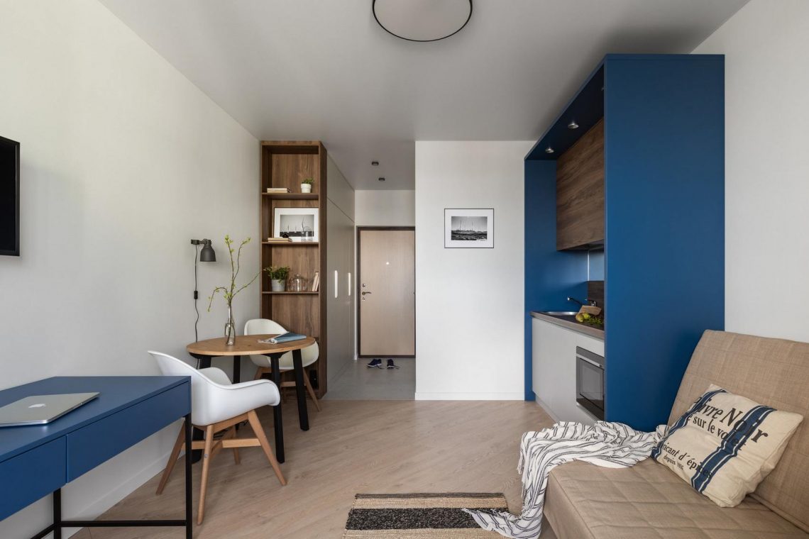 Pályakezdő fiatal férfi pici, 20m2-es lakásának költséghatékony felújítása és ízléses berendezése