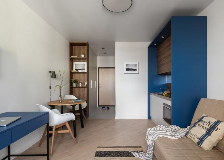 Pályakezdő fiatal férfi pici, 20m2-es lakásának költséghatékony felújítása és ízléses berendezése