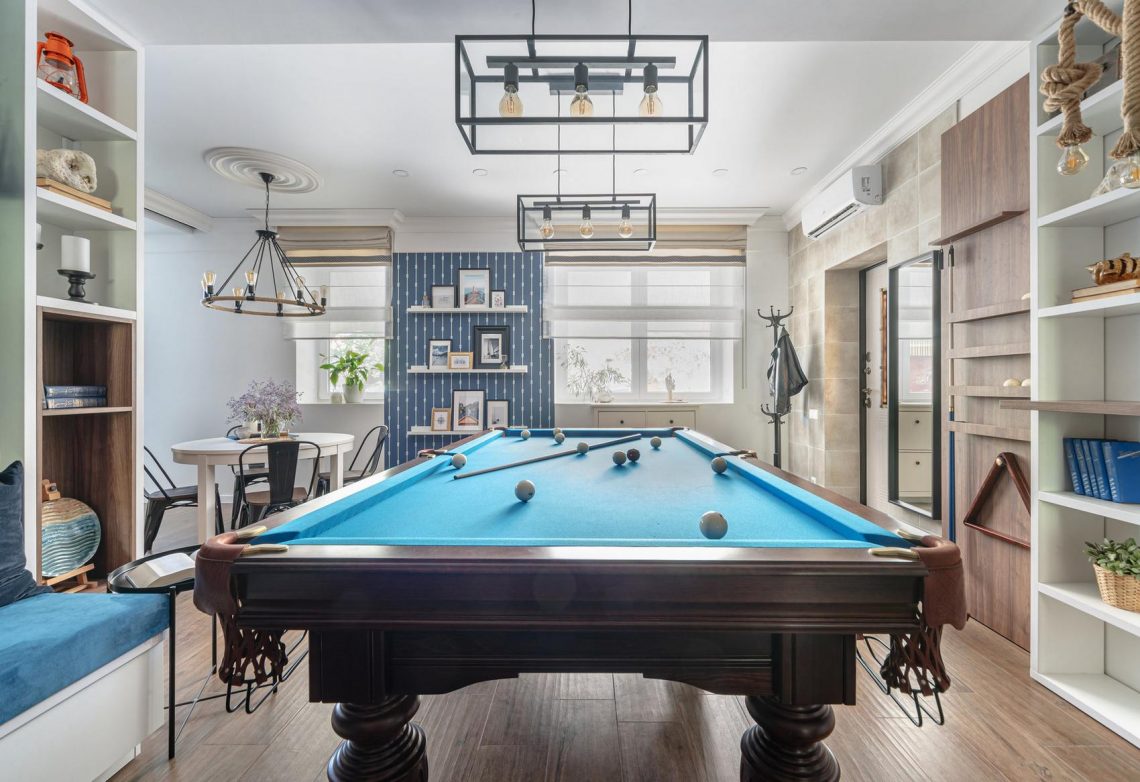 48m2 szokatlan berendezése biliárdasztallal, kis konyhával és hálószobával - alagsori lakás egy ház pincéjéből