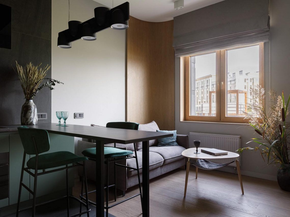 Fiatal férfi otthona minimalista enteriőrrel, dolgozósarokkal, természetes anyagokkal és színekkel, 50m2