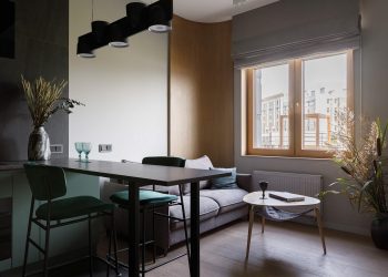 Fiatal férfi otthona minimalista enteriőrrel, dolgozósarokkal, természetes anyagokkal és színekkel, 50m2