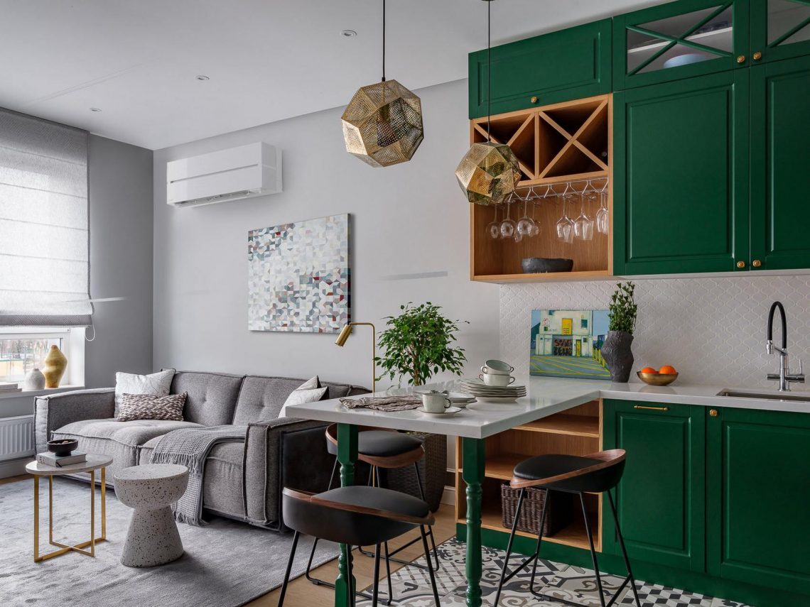 Család stílusos 60m2-es, háromszobás lakása mélyzöld konyhával