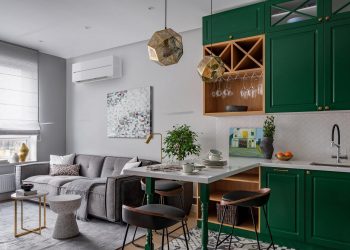 Család stílusos 60m2-es, háromszobás lakása mélyzöld konyhával