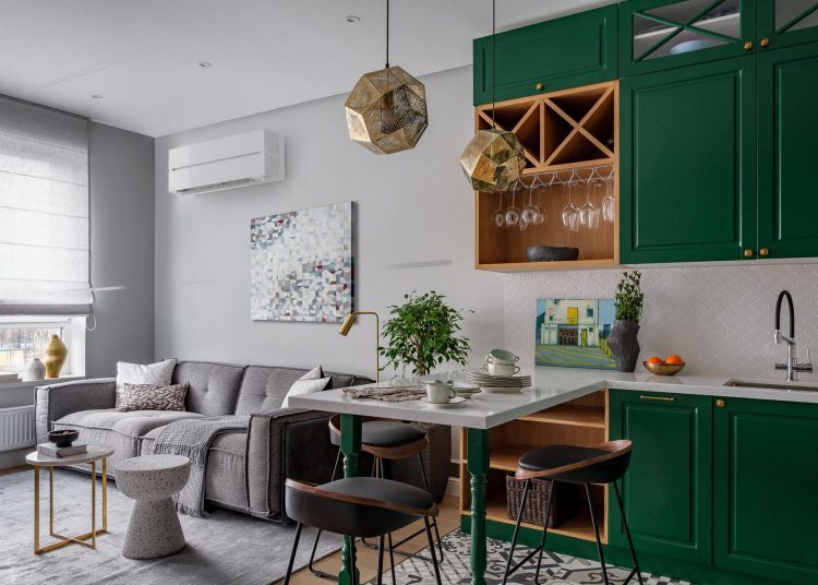 Család stílusos 60m2-es, háromszobás lakása mélyzöld konyhával