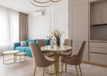 Elegancia visszafogottan lágy, semleges színpalettával 38m2-en - kőporcelán és laminált parketta