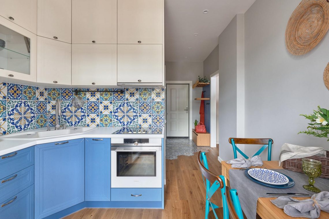 Főzni szerető hölgy kis lakása, 36m2-en étkezős konyha, térelválasztóval tagolt szoba