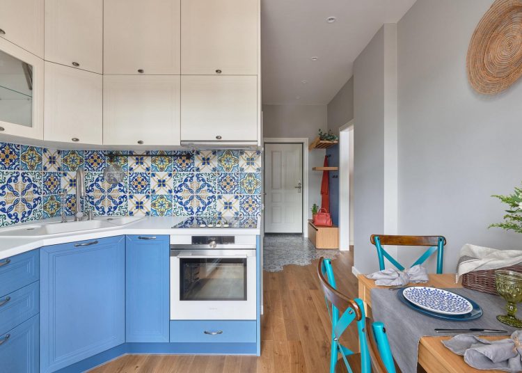 Főzni szerető hölgy kis lakása, 36m2-en étkezős konyha, térelválasztóval tagolt szoba