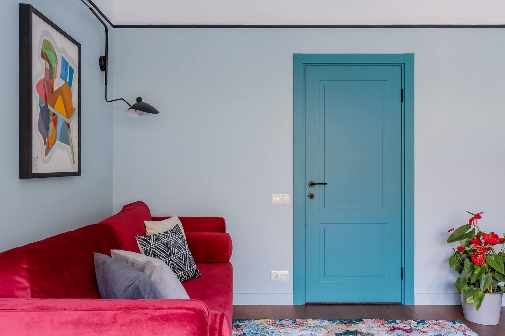 Ízlésesen színes, különleges enteriőr türkizkék konyhával, 77m2-es lakásban