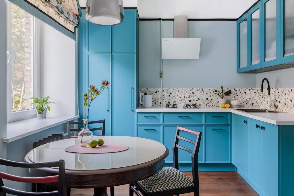 Ízlésesen színes, különleges enteriőr türkizkék konyhával, 77m2-es lakásban