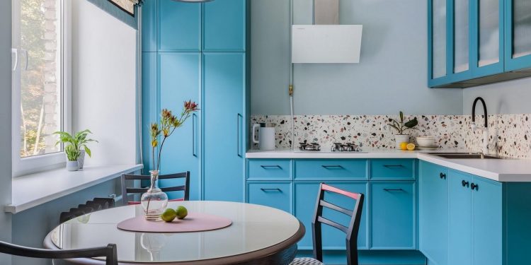 Ízlésesen színes, különleges enteriőr türkizkék konyhával, 77m2-es lakásban