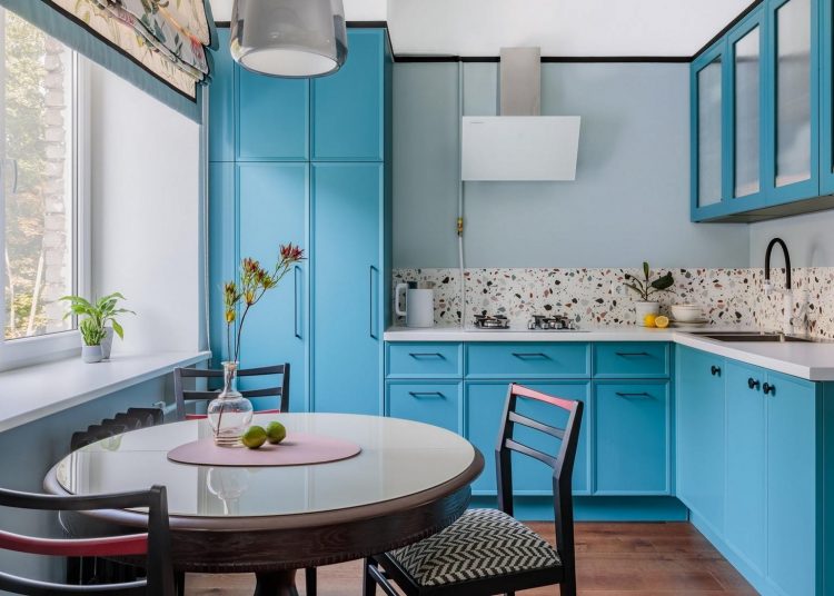 Ízlésesen színes, különleges enteriőr türkizkék konyhával, 77m2-es lakásban
