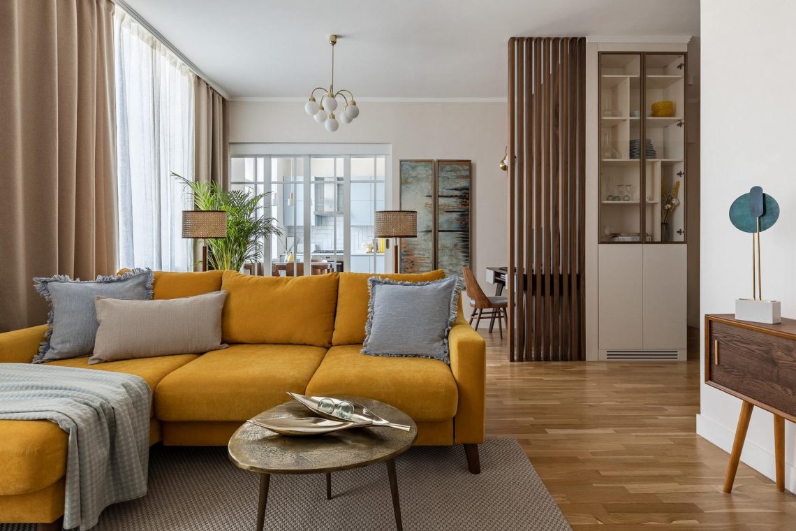 Kétgyermekes család felújított otthona stílusos, kényelmes berendezéssel