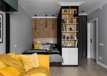 Látványos, férfias egyszobás lakás sárga kanapéval, hálófülkével, szürke-fekete konyhával