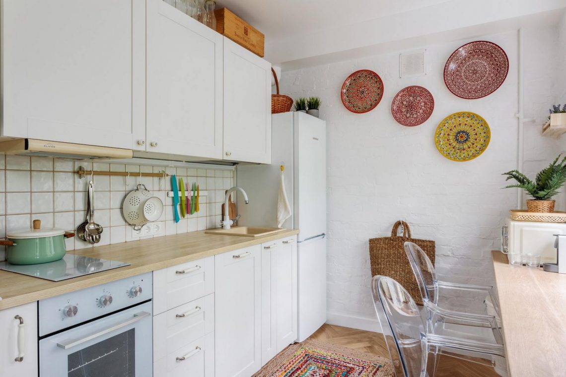 Magának rendezte be a férfi 54m2-es otthonát sok saját munkával, régi bútorokkal