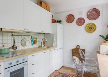 Magának rendezte be a férfi 54m2-es otthonát sok saját munkával, régi bútorokkal