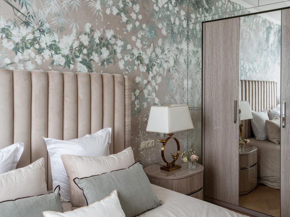 Nőies lakberendezés szép freskó dekorációval, lágy színekkel 40m2-es lakásban