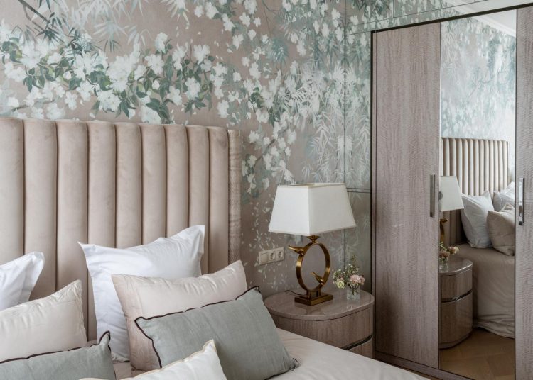 Nőies lakberendezés szép freskó dekorációval, lágy színekkel 40m2-es lakásban