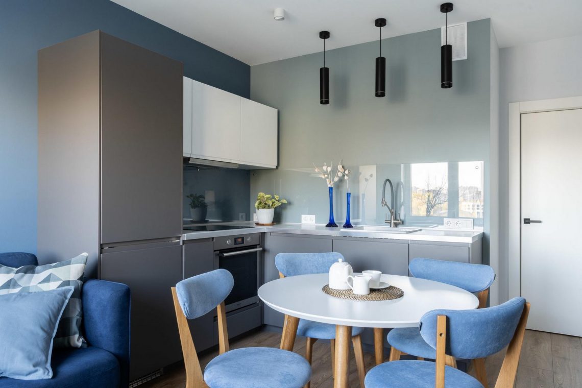 Stílusos 42m2 IKEA bútorokkal - visszafogott enteriőr vicces faliképekkel feldobva