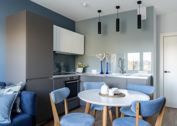 Stílusos 42m2 IKEA bútorokkal - visszafogott enteriőr vicces faliképekkel feldobva