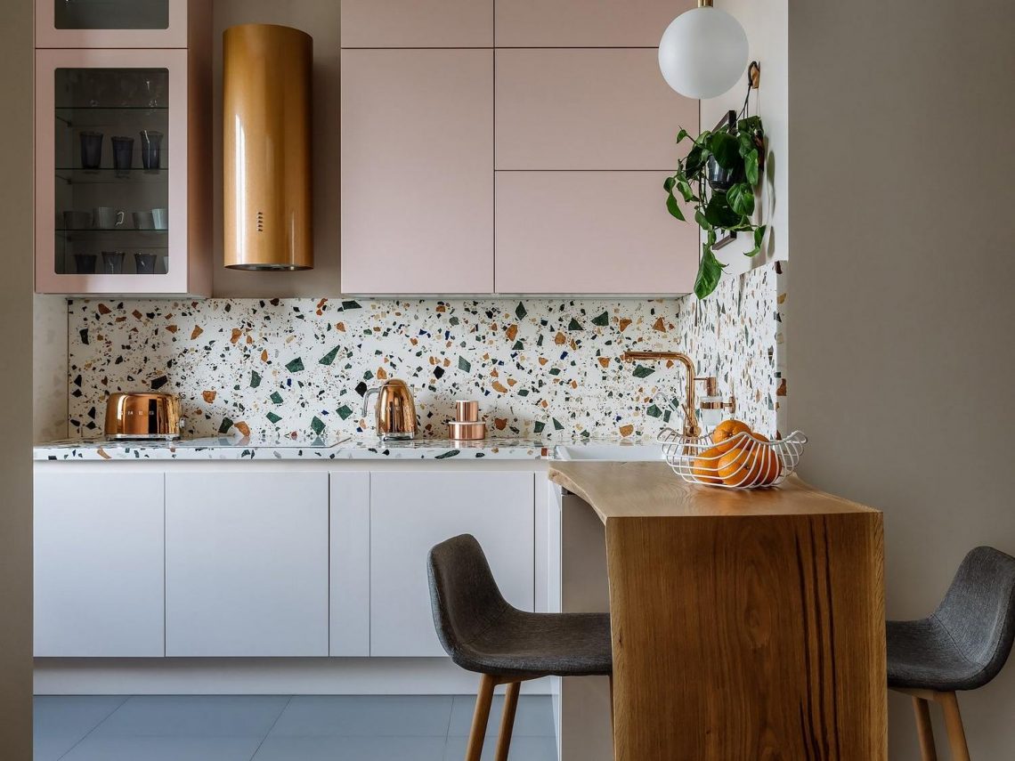 Terrazzo burkolat, lágy színek, skandináv tapéták - család két gyermekkel négyszobás lakásban