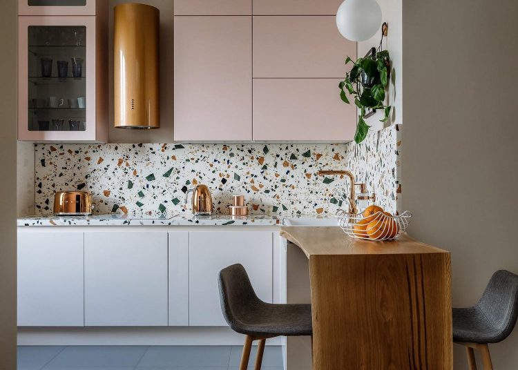 Terrazzo burkolat, lágy színek, skandináv tapéták - család két gyermekkel négyszobás lakásban