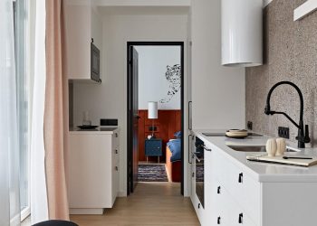 Átjárható konyha, körbejárható elosztás 55m2-es lakásban, világos falak festett trópusi témával