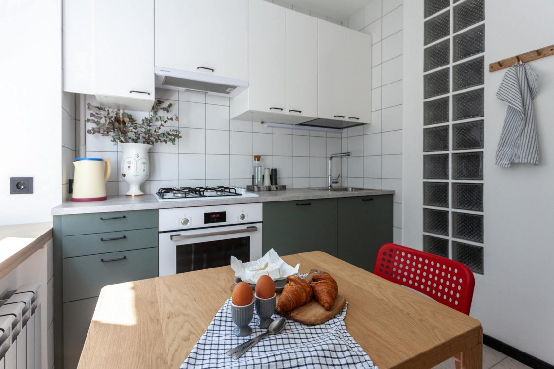 Előtte, utána: Kis lakás öreg házban új, modern berendezéssel - fiatal férfi 31m2-en