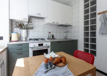 Előtte, utána: Kis lakás öreg házban új, modern berendezéssel - fiatal férfi 31m2-en