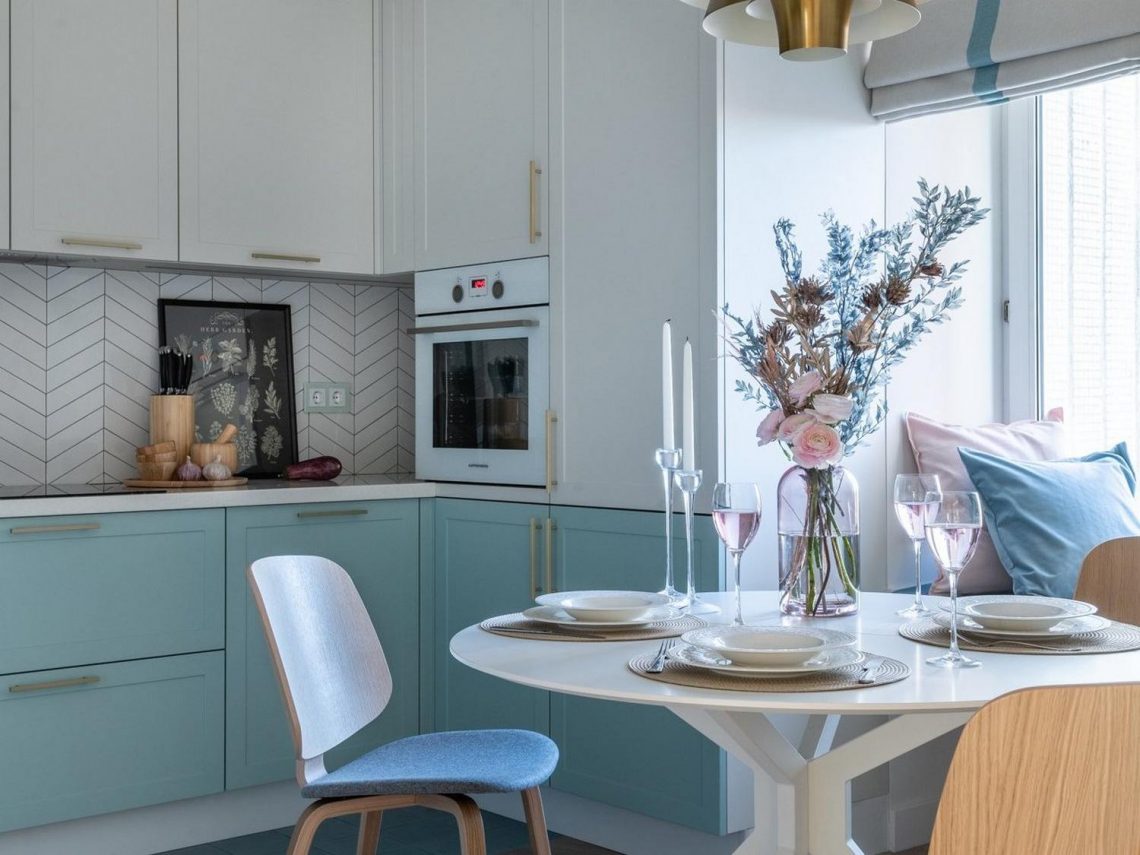 Fehér-türkizkék konyha - anya és iskolás lánya 55m2-en, kétszobás lakásban