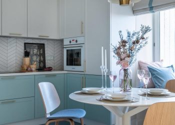 Fehér-türkizkék konyha - anya és iskolás lánya 55m2-en, kétszobás lakásban