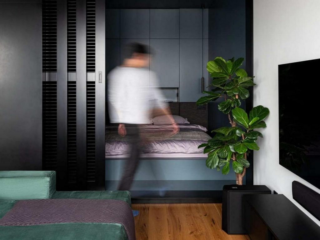 Különleges: funkcionális minimalizmus 42m2-en, fiatal férfi lakása falak helyett beépített bútorokkal