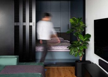 Különleges: funkcionális minimalizmus 42m2-en, fiatal férfi lakása falak helyett beépített bútorokkal