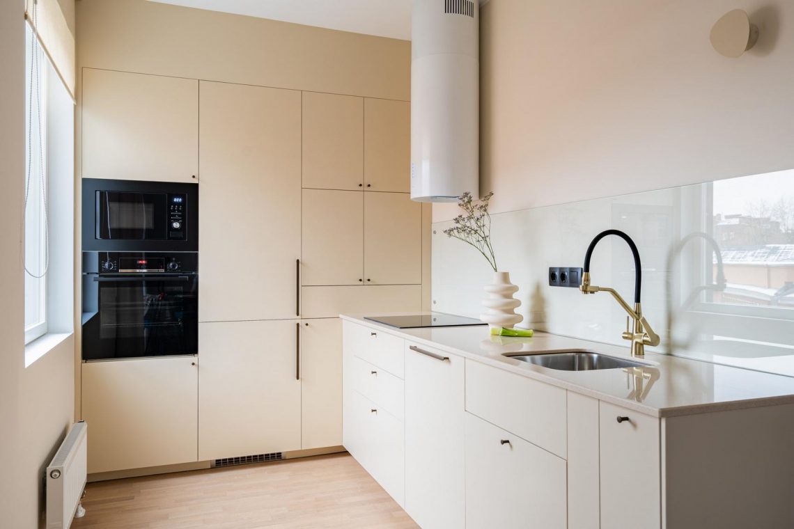 Könnyed, letisztult 6m2-es konyha világos bézs színben, 50m2-es lakásban