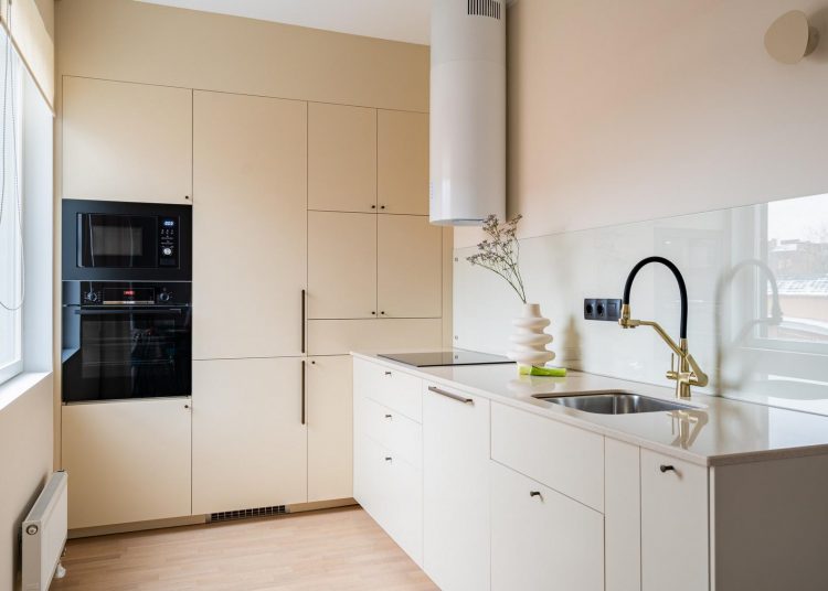 Könnyed, letisztult 6m2-es konyha világos bézs színben, 50m2-es lakásban