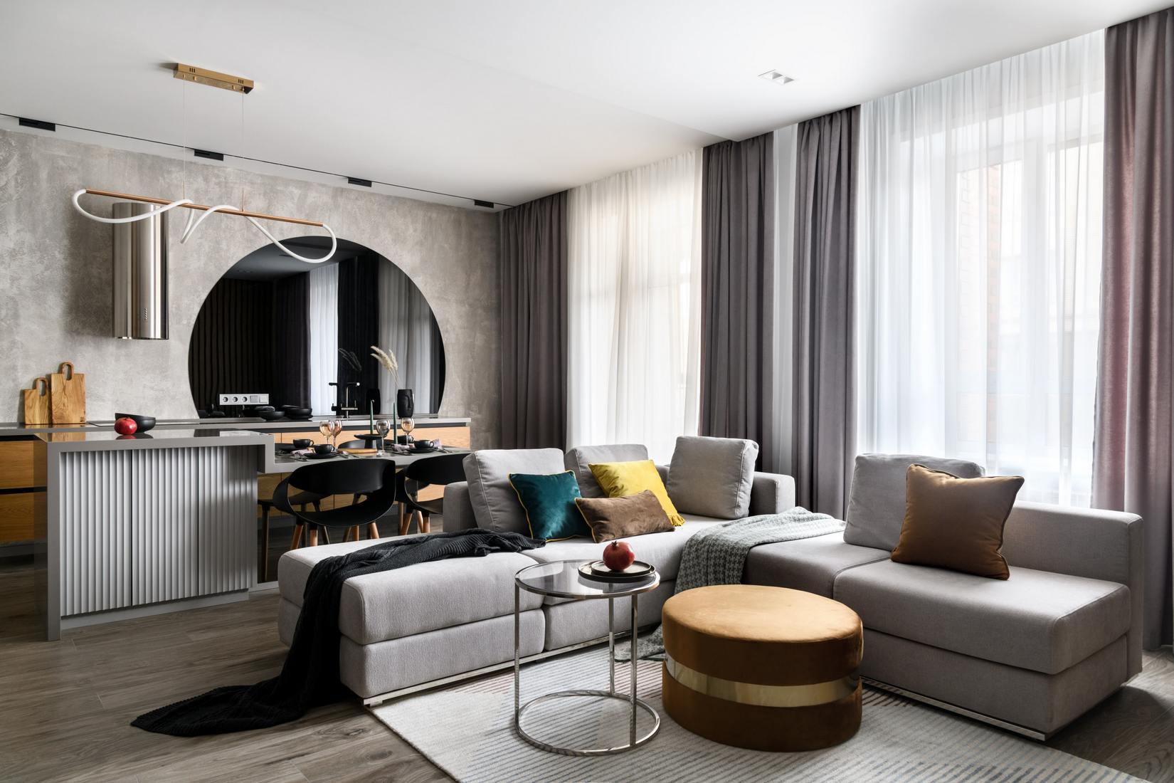 Különleges kerek fekete üveg konyha hátfal 76m2-es lakásban, lakberendezés látványos elemekkel Különleges kerek fekete üveg konyha hátfal 76m2-es lakásban, lakberendezés látványos elemekkel