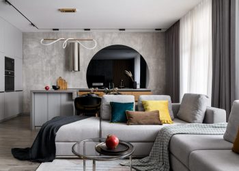 Különleges kerek fekete üveg konyha hátfal 76m2-es lakásban, lakberendezés látványos elemekkel