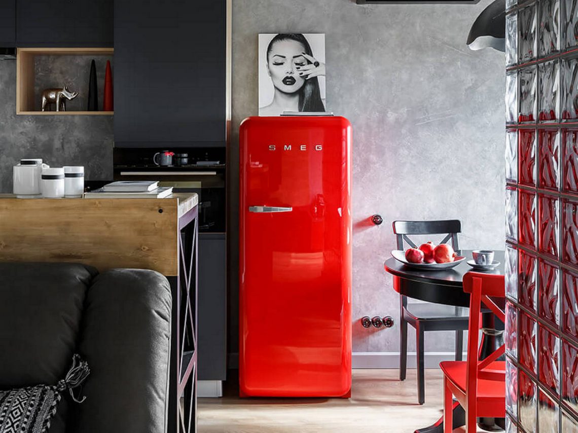 Legénylakás modern, karakteres dekorációval, üvegtéglával leválasztott hálóval 48m2-en