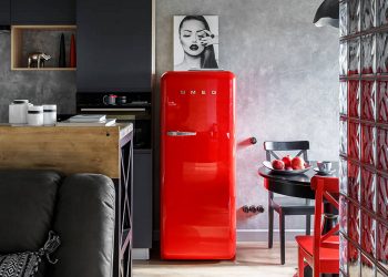 Legénylakás modern, karakteres dekorációval, üvegtéglával leválasztott hálóval 48m2-en