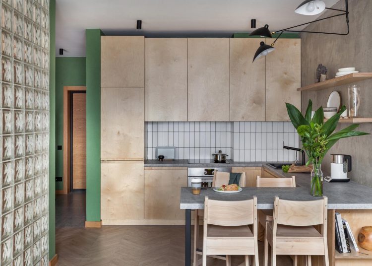 Rétegelt lemez konyha, üvegtégla hálószoba fal, látszóbeton - szokatlan berendezés egy 45m2-es lakásban
