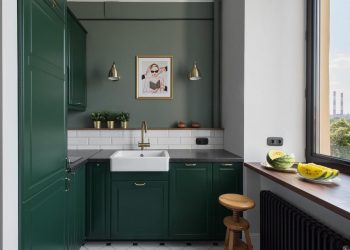 Stílusos kis lakás egyszerű anyagokkal, IKEA bútorokkal, zöld konyhával, üvegfallal - 36m2