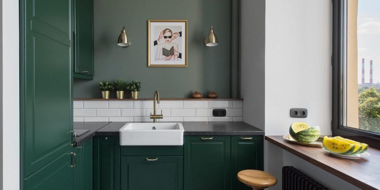 Stílusos kis lakás egyszerű anyagokkal, IKEA bútorokkal, zöld konyhával, üvegfallal - 36m2