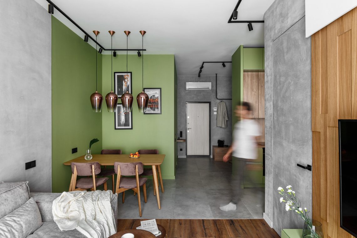 Belső ablakos konyha, természetes színpaletta, modern berendezés 48m2-en