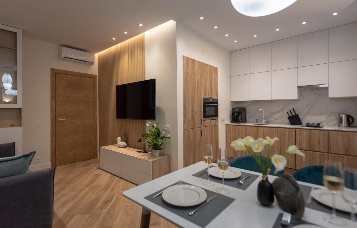 Falak módosításával sokkal optimálisabban kihasznált tér egy nagymama 48m2-es, kétszobás, modern lakásában