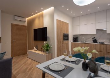 Falak módosításával sokkal optimálisabban kihasznált tér egy nagymama 48m2-es, kétszobás, modern lakásában