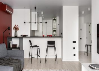 Fehér, meleg terrakotta és szürke színek, letisztult, modern berendezés 53m2-en