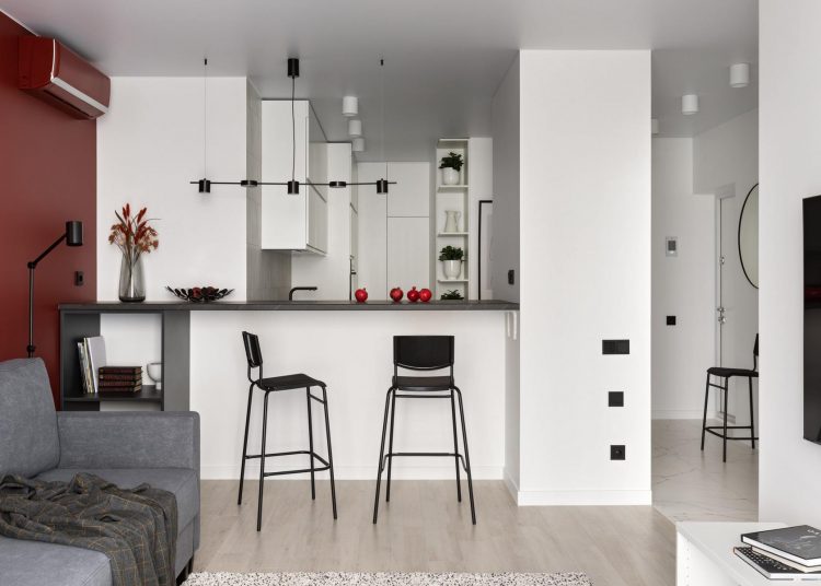 Fehér, meleg terrakotta és szürke színek, letisztult, modern berendezés 53m2-en